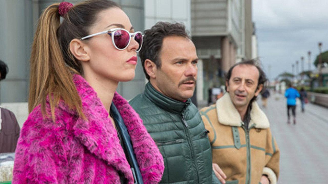 Vieni a vivere a Napoli! 2017 movie scene
