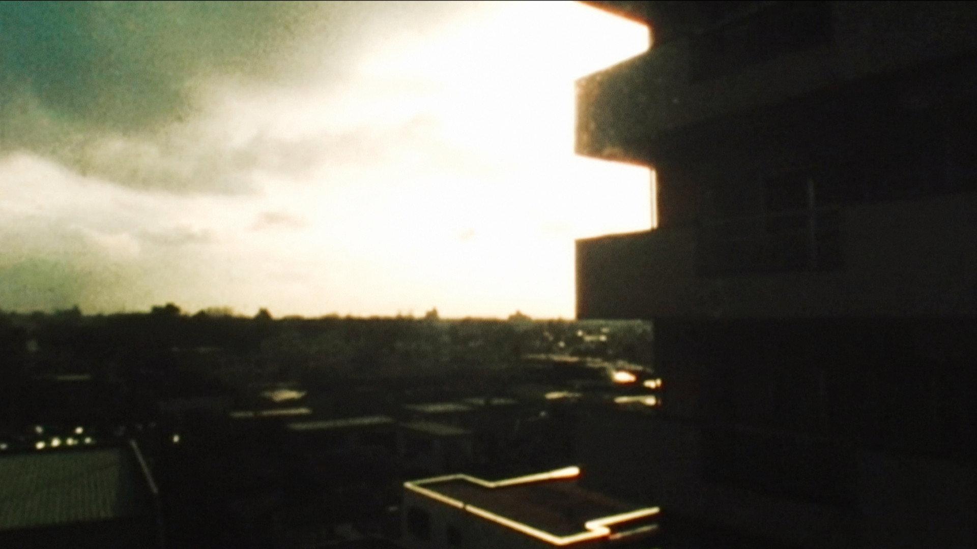 The Mirage, The Horizon 1997 movie scene