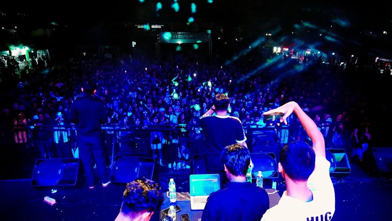 Oasis Bandung Live Forever 2025 movie scene