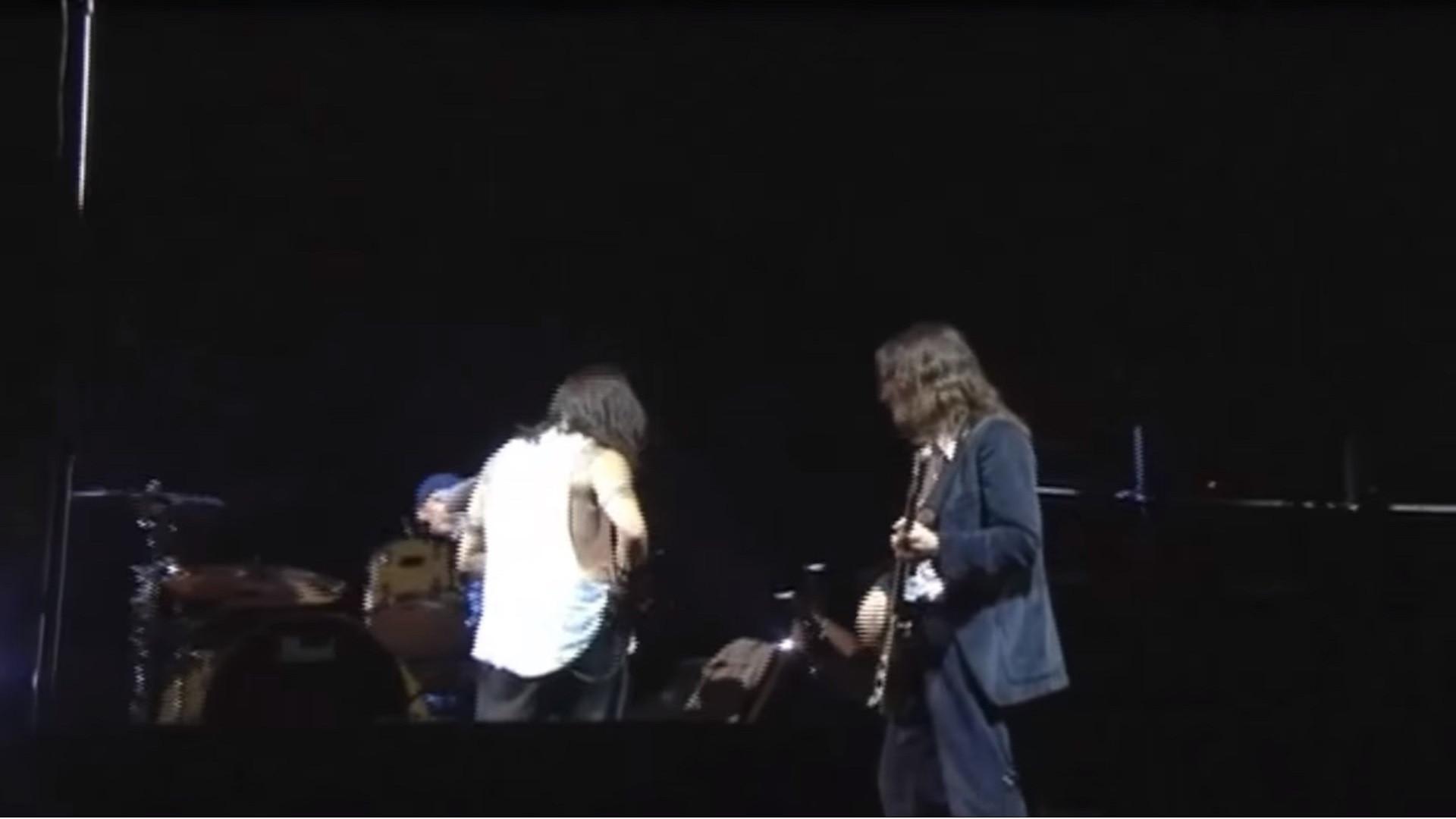 Red Hot Chili Peppers - Live at Fuji Rock Festival 2006 movie scene