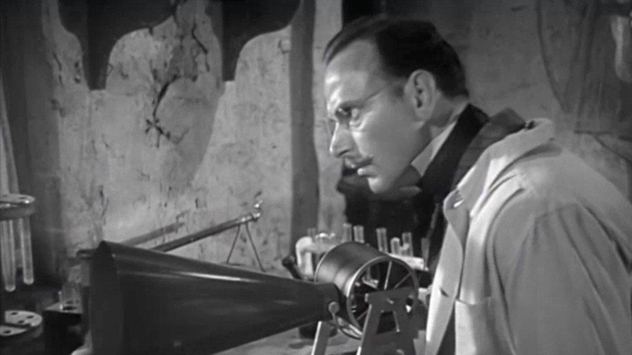 The Voice That Thrilled the World 1943 movie scene
