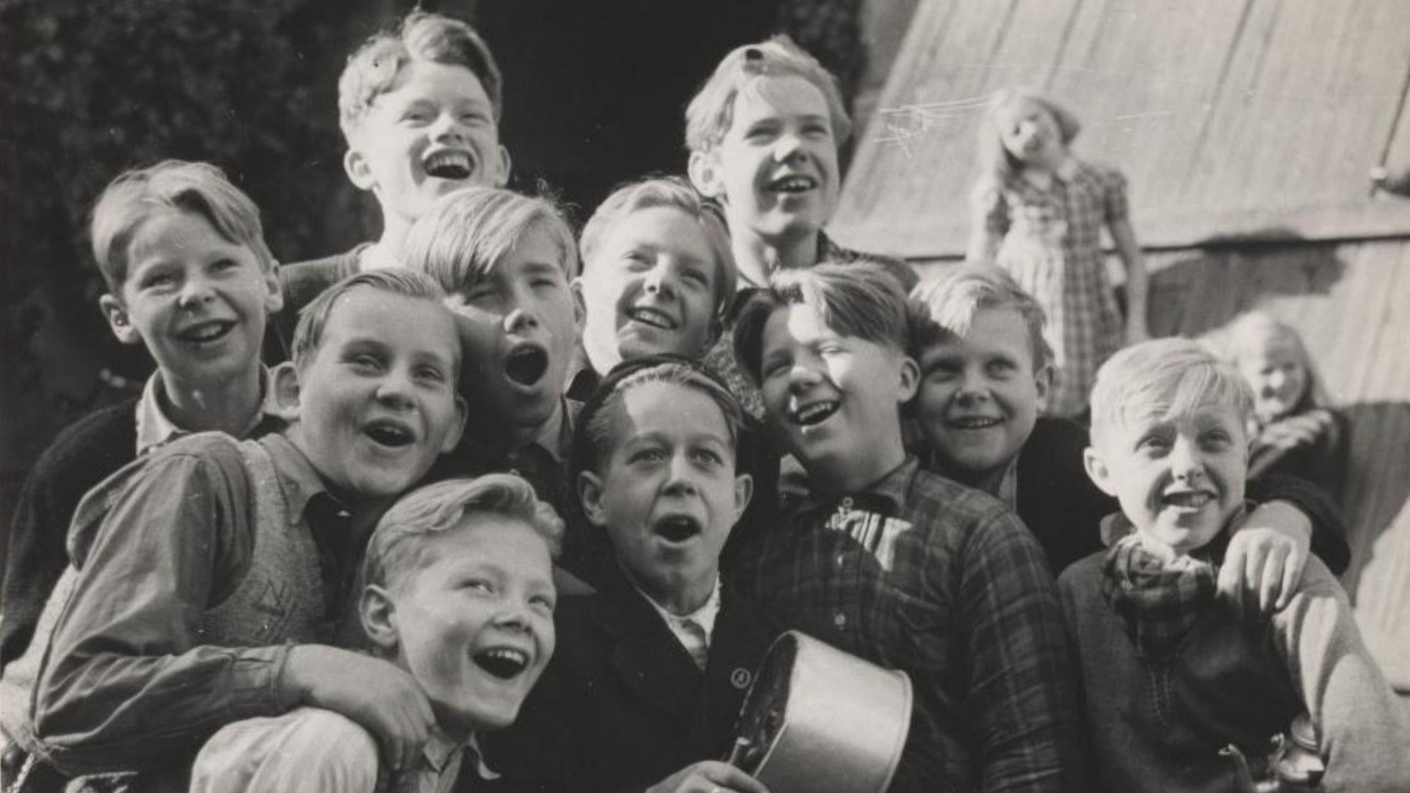 Ti gutter og en gjente 1944 movie scene