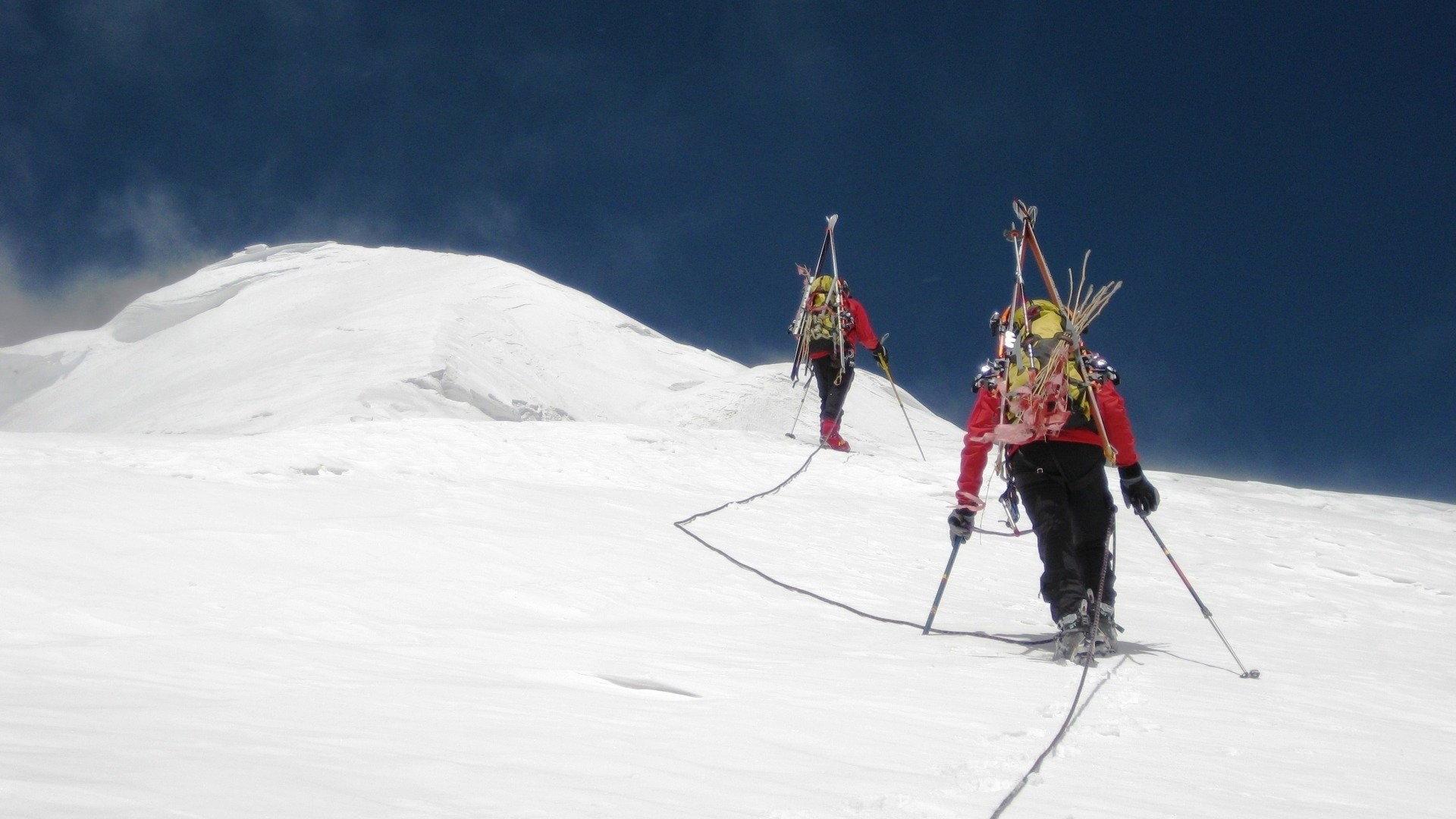 Skiing Everest 2009 movie scene