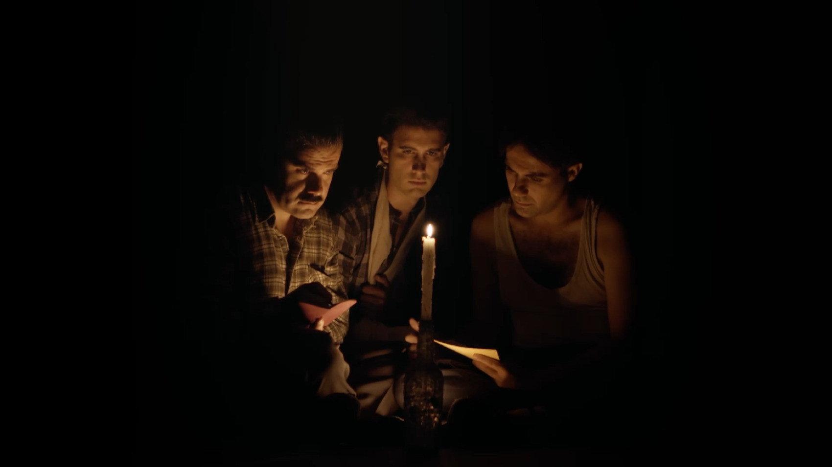 Tres hombres no pueden ocultarse bajo la tapa de un puchero 2024 movie scene