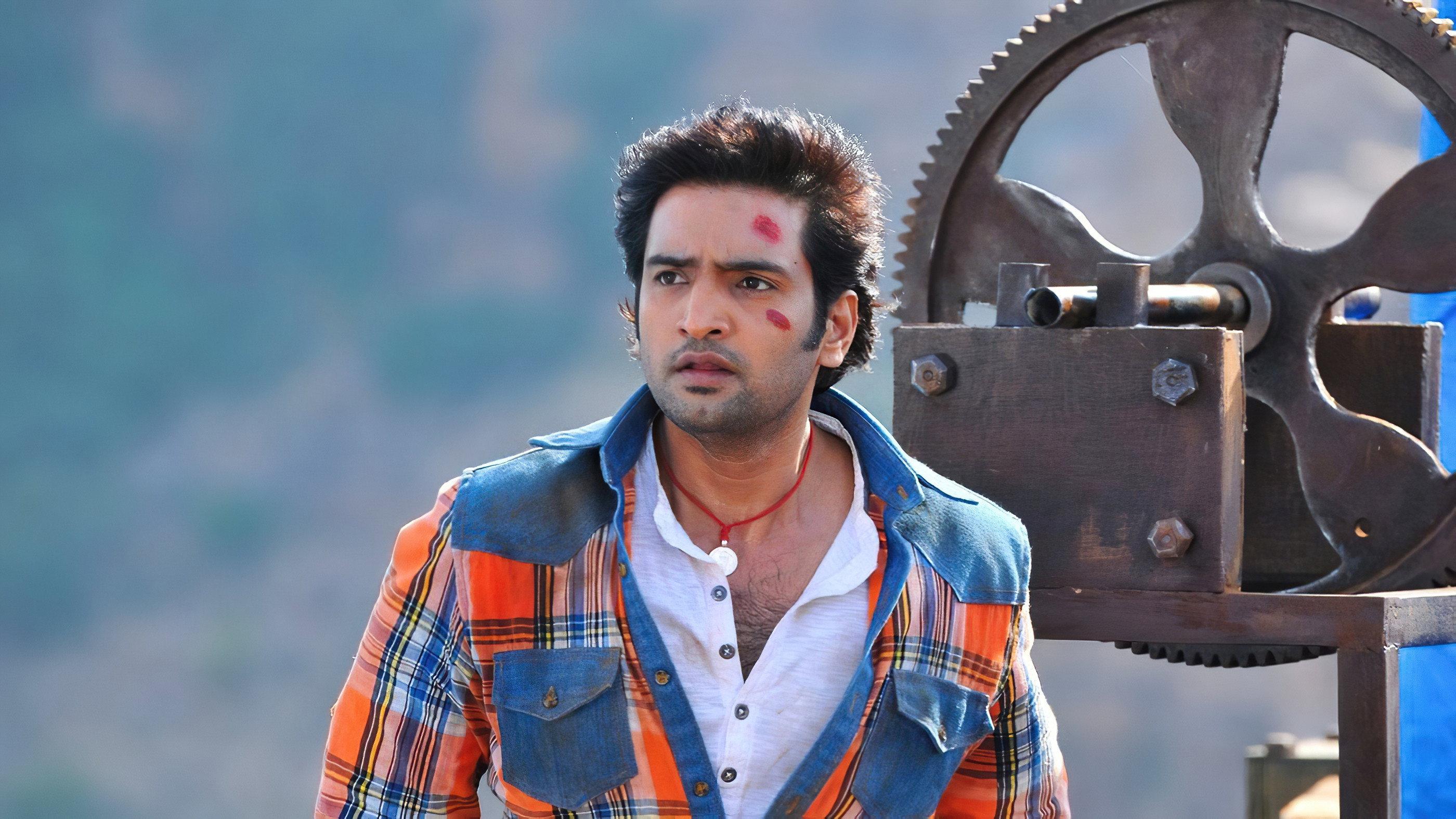 Vallavanukku Pullum Aayudham 2014 movie scene