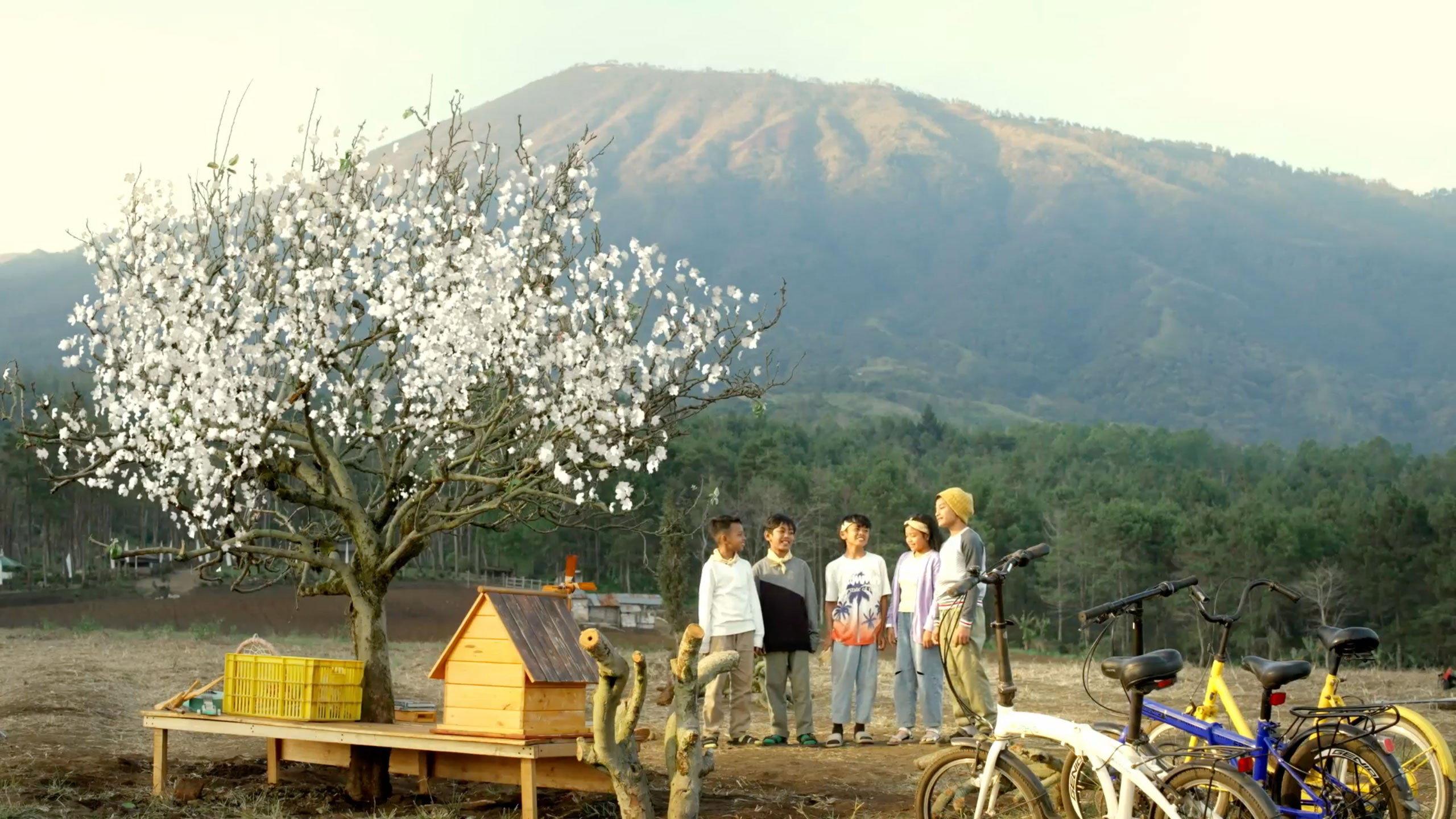 Golden Apple Squads 2023 movie scene