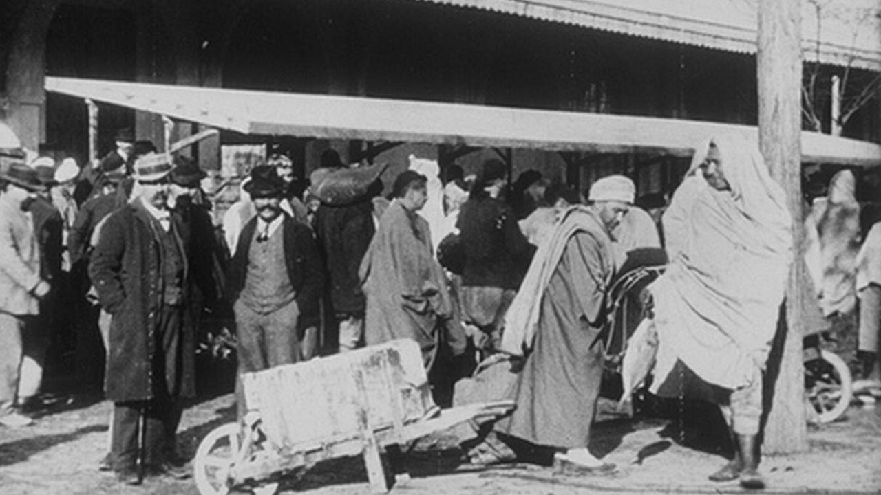 Marché aux poissons 1896 movie scene