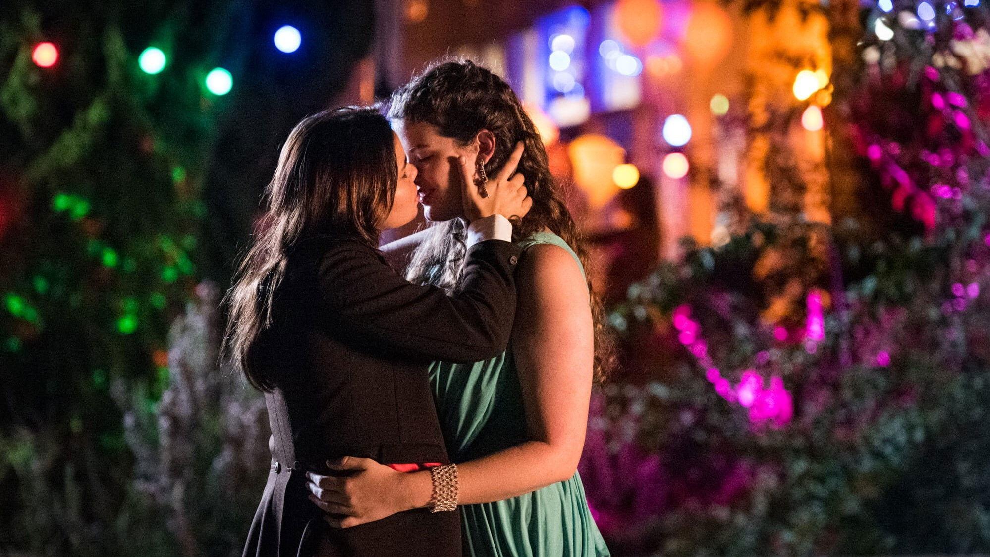 Ellie and Abbie (and Ellie's Dead Aunt) 2020 movie scene