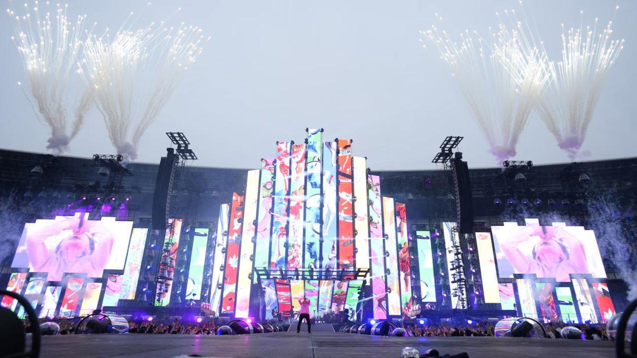 Mr.Children 30th Anniversary Tour 半世紀へのエントランス - 2022.5.10 TOKYO DOME - 2023 movie scene