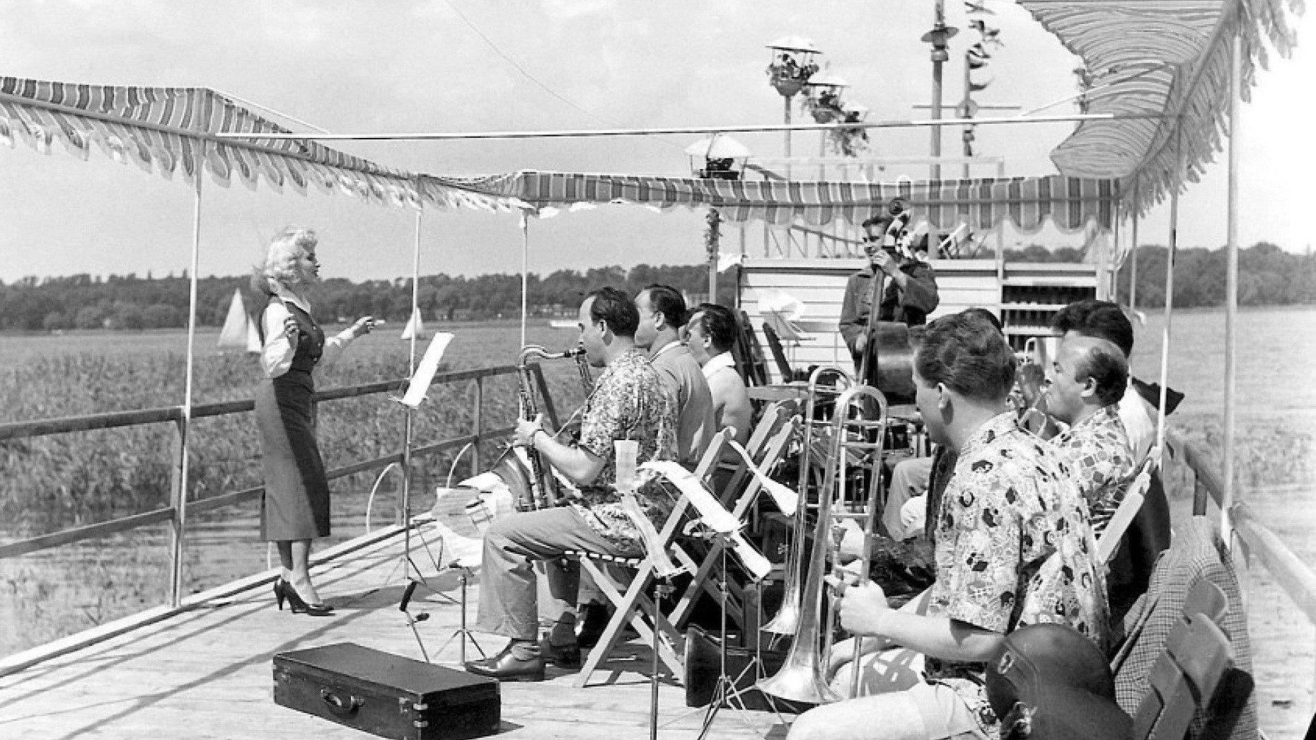 Musikparade 1956 movie scene
