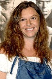 Paloma Gómez as Valentina in Valentina 1982
