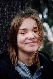 Nova Salmi-Wikander as Elin in The Emigrants 2021
