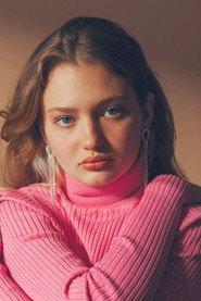 Mayline Dubois as Chloé in La fugue 2020