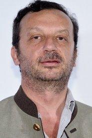 Manuel Munz as L'homme bléssé in Just Retired 2 2022