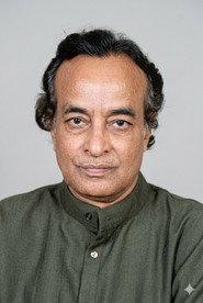 Momtazuddin Ahmed as Shashikanto Sengupta in Chitra Nodir Pare 1998