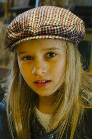 Lina Hüesker as Leonie in Joy of Fatherhood 2014