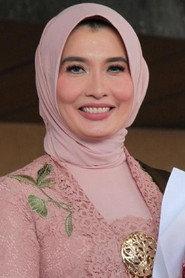 Arzeti Bilbina as Mande Ana in The Sinking of Van Der Wijck 2013