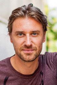 Peter Schorn as Reporter in Luis Trenker - Der schmale Grat der Wahrheit 2015