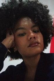 Vitória Rosa as Ísis in Edge of Her World 2025