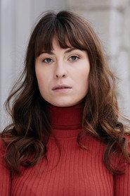 Noémie Van Cauwelaert as Lou in ENTRE CHIEN & LOUP 2025
