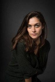 Sélène Assaf as Lucile in Maximum moderne 2021