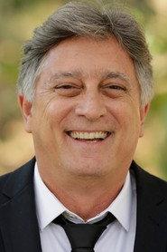 Eduardo Galvão as Gustavo in Um Tio Quase Perfeito 2 2021