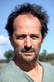 Jean-Charles Chagachbanian as Julien in Demain, je me marie 2011