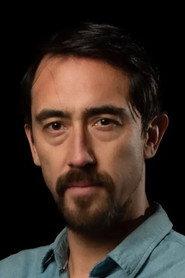 Moisés Angulo as Max in La taza rota 2021
