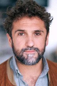 Michael Pinelli as le kiné Star Ac in Pourquoi je vis 2020