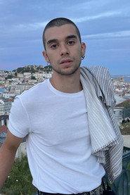 Alex Mola as Amigo in La herencia 2018