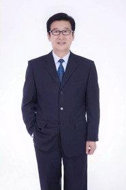 Genyi Yu as 董团长 in One Foot Off the Ground 2006