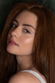 Courtney D'Angelo as Tara in The Heart Brake