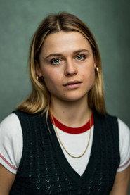 Honor Koe as Esme Porkláva in The Present Times