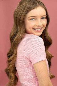 Emma Oliver as Hannah in Christmas Sail 2021