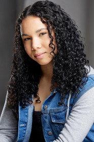 Julia Akam as Niki Smiths in Severamente