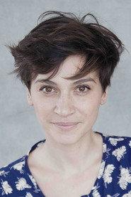 Sophie Staub as Valentine in Murder In Rochefort 2019