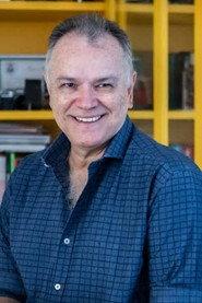 Wolney Oliveira as Diretor do jornal in Baptism of Blood 2007