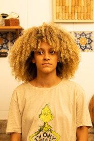 Mariana Ribeiro as Milagre in Por uma noite, Milagre