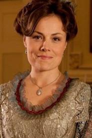 Arwen Humphreys as Margaret Brackenreid in Home for the Holidays 2017