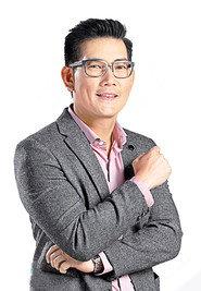 Richard Yap as Alex Gatchalian in Just the 3 of Us 2016