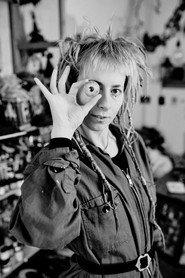 Merle Smalla as Tree lady in Go To Hell Goliath