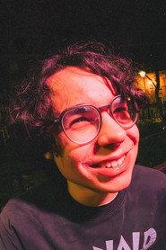 David Castilho as Carlos Valente (O Porteiro) in Ricas Galinhas 2026