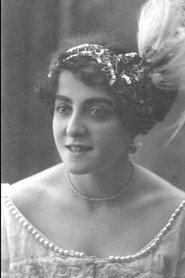 Blanca Suárez as Cantante in The Violet Seller 1958