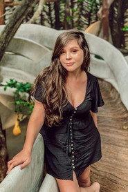 Thiessa Woinbackk as Valentina in Valentina 2020