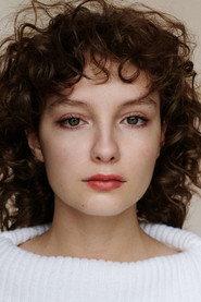 Josefine Keller as Jenny Wellmann in Blackout bei Wellmanns 2024
