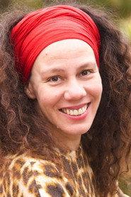 Dayana Contreras as Mariana in Gure oilarra kanpoan da 2025