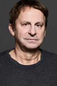 Ulrich Simontowitz as Gastgeber in Hopnick 1990
