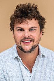 Derrick Frenette as Jimmy (adulte) in Les Monstres (Monsters) 2021