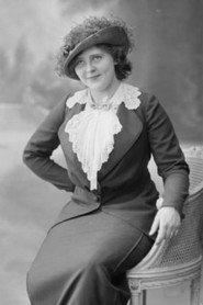 Mien Duymaer Van Twist as Veronique in Klokslag twaalf 1936