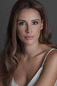 Marta Andrino as Sara in Sara 2012
